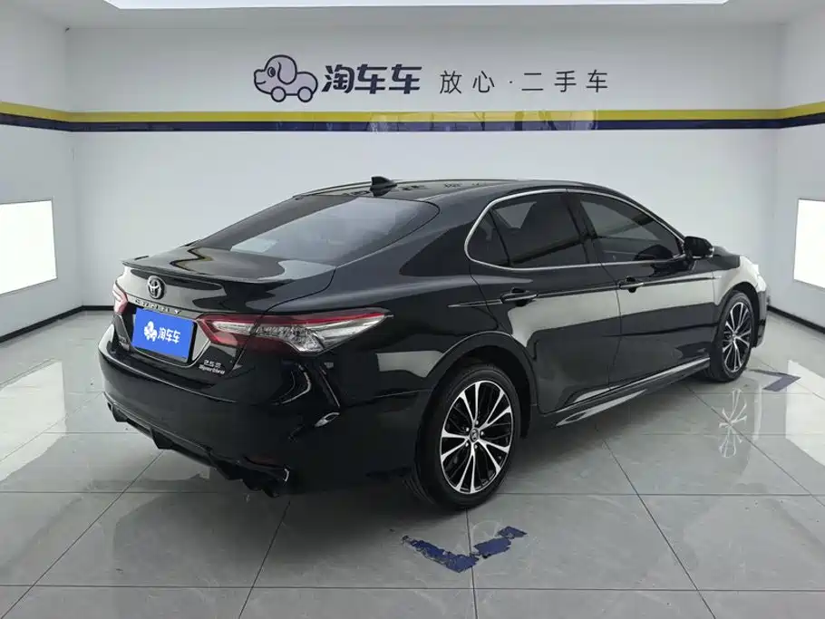 Toyota Camry 2019 — фото 3