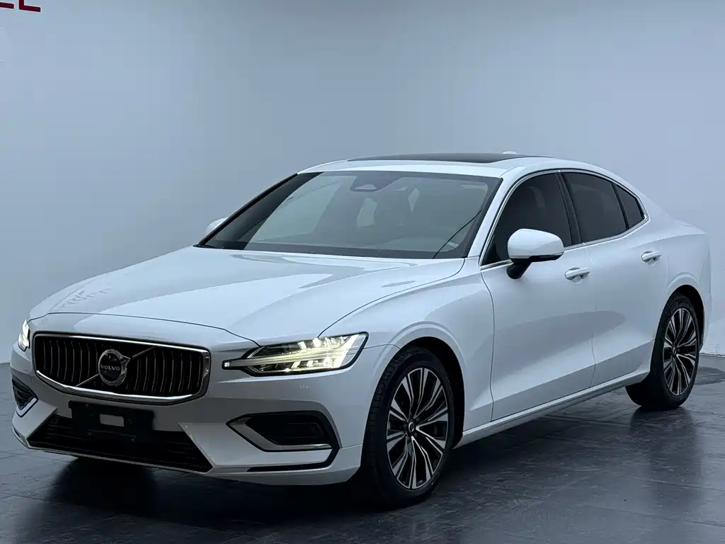 Volvo S60 2023 — фото 1