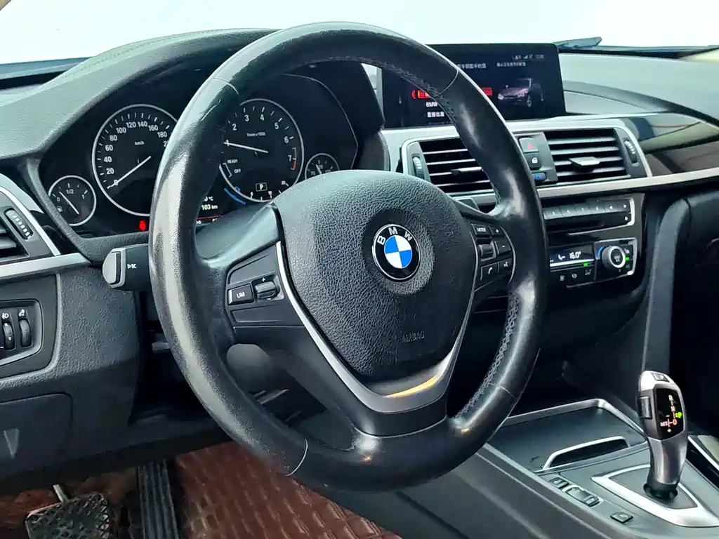 BMW 3 Series 2018 — фото 10