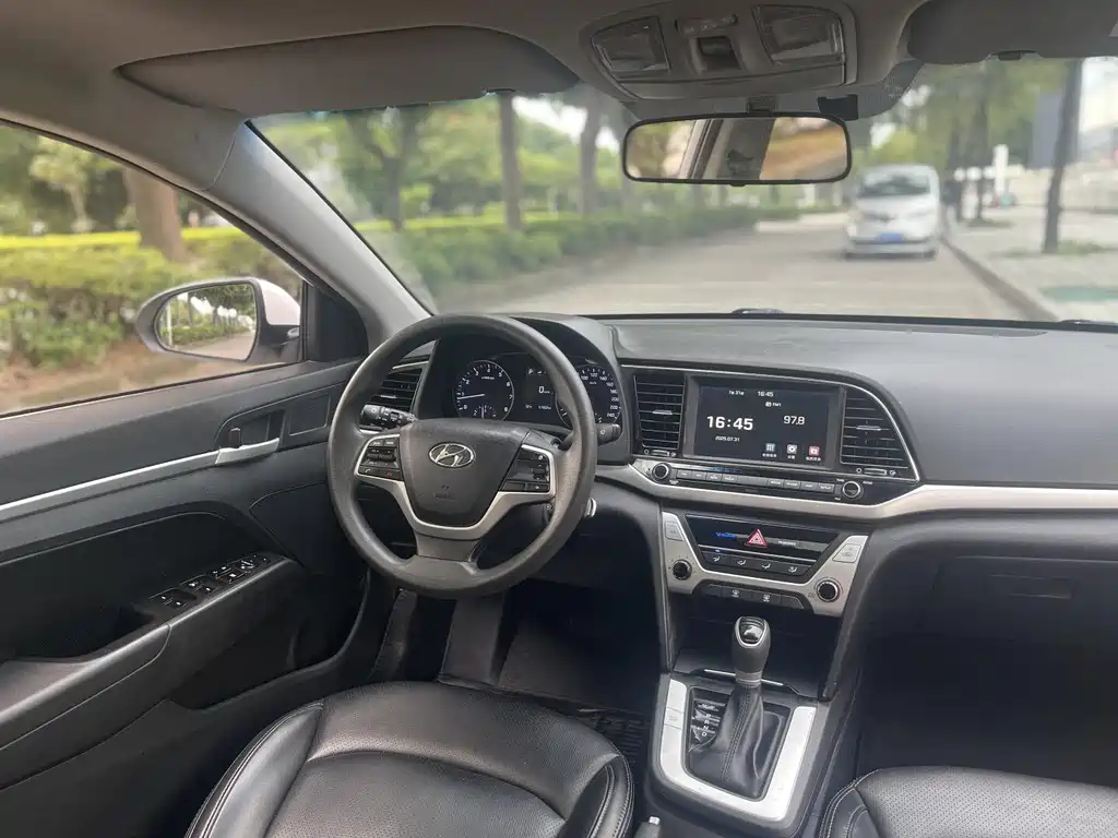 Hyundai Elantra 2017 — фото 9