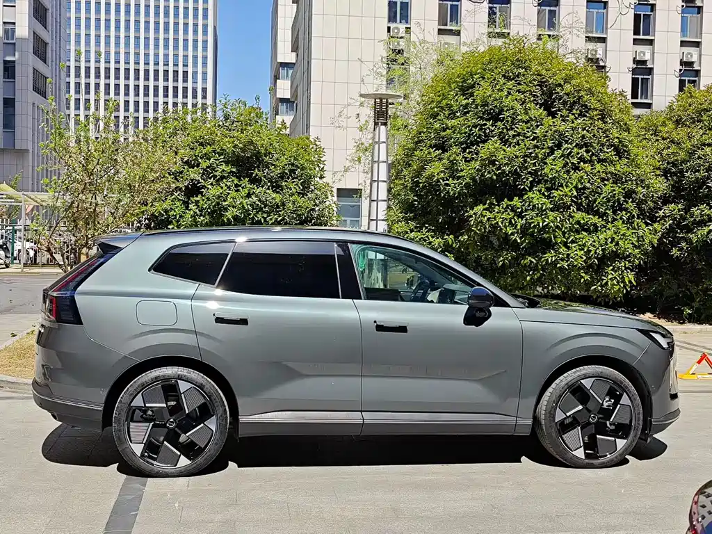 Volvo XC70 PHEV 2025 — фото 3