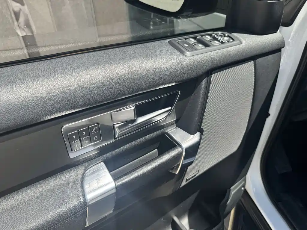 Land Rover Discovery 2016 — фото 18