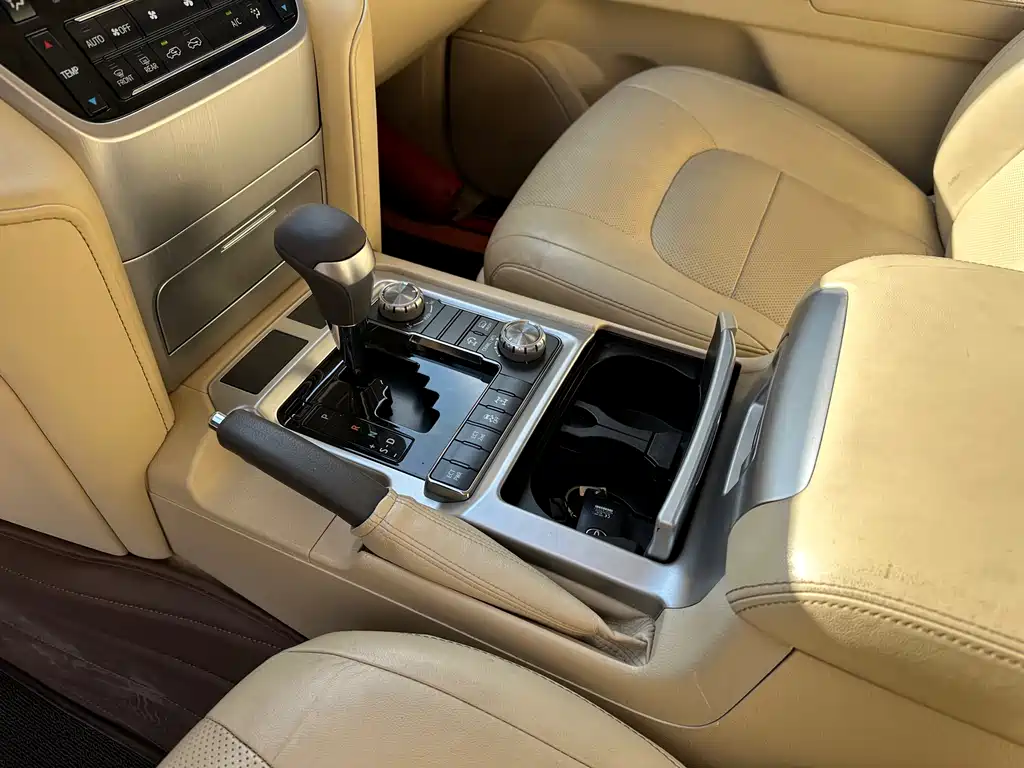 Toyota Land Cruiser 2018 — фото 10