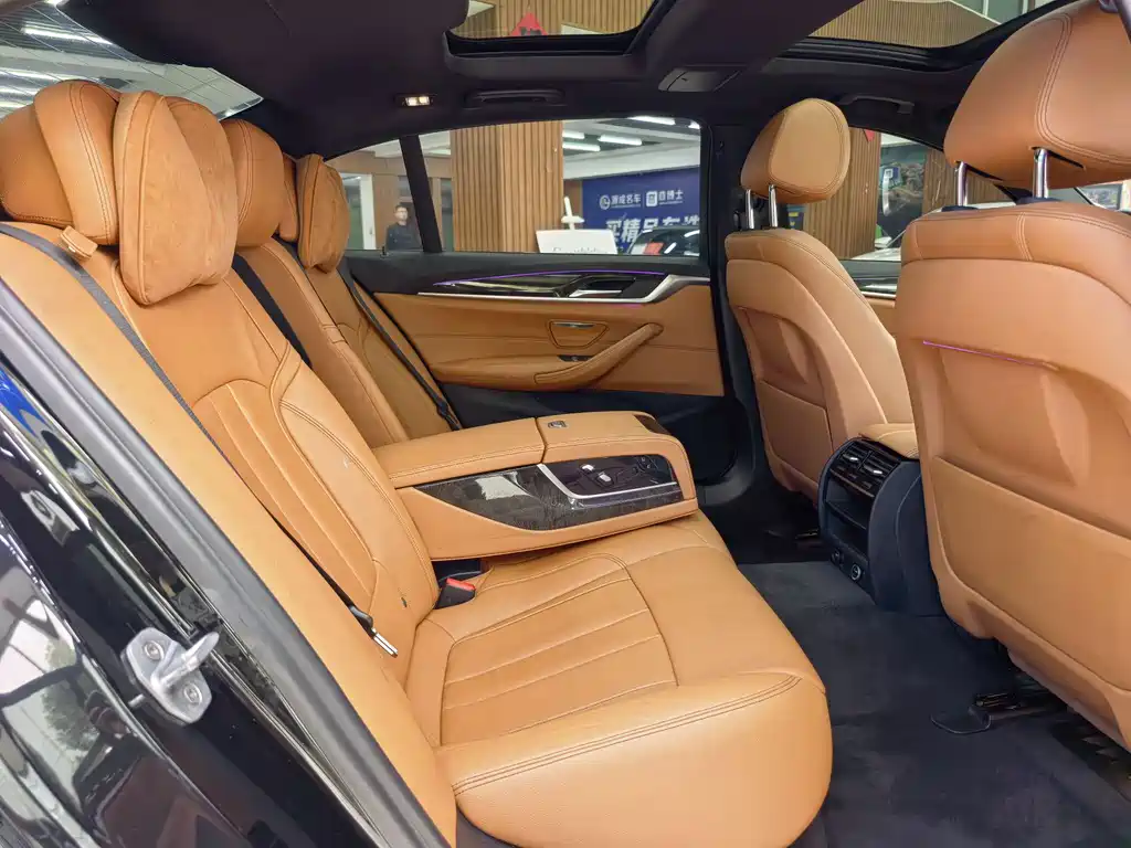BMW 5 Series 2018 — фото 15