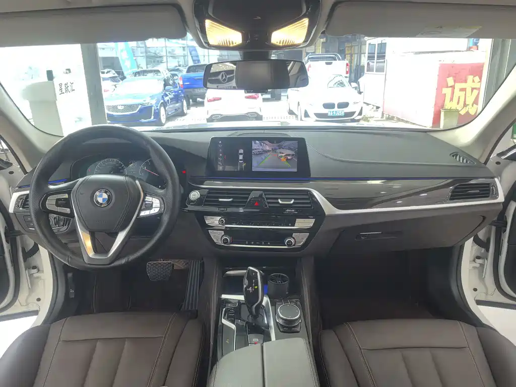 BMW 5 Series 2019 — фото 10