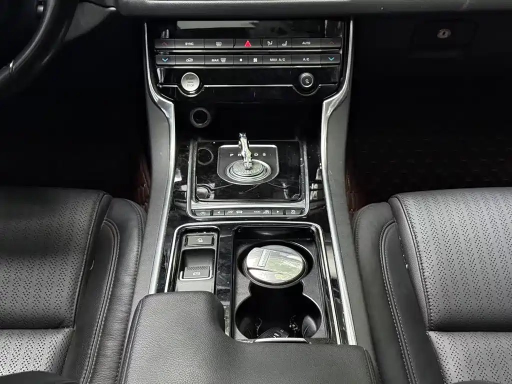 Jaguar XF 2016 — фото 23