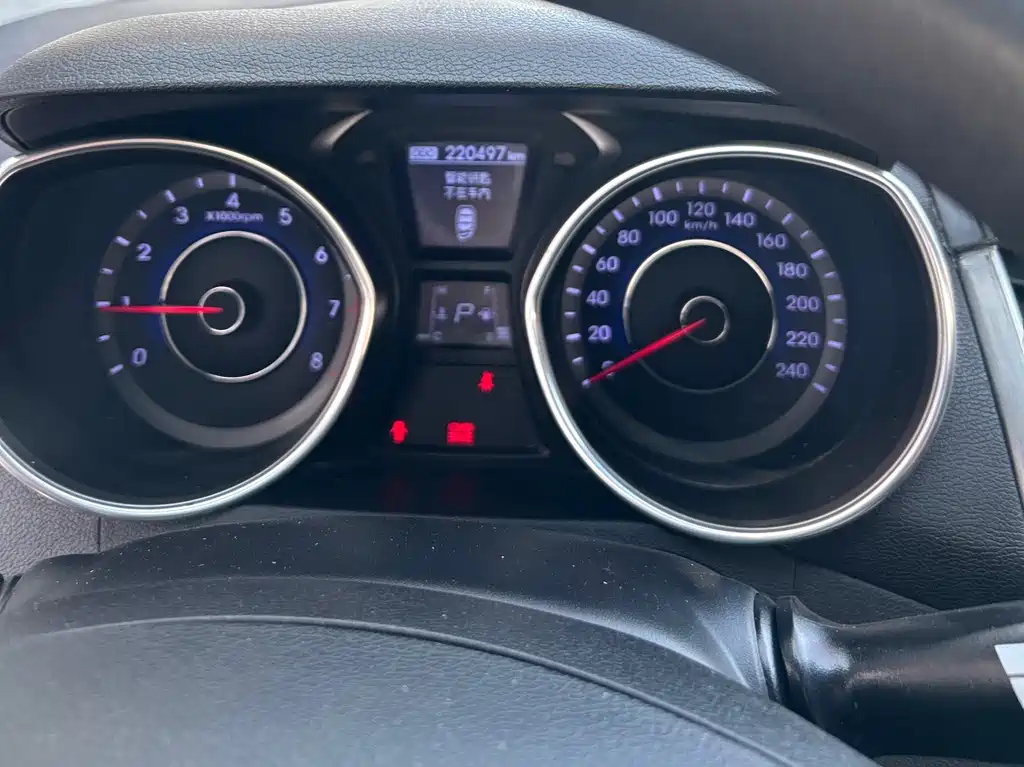 Hyundai Elantra 2016 — фото 12