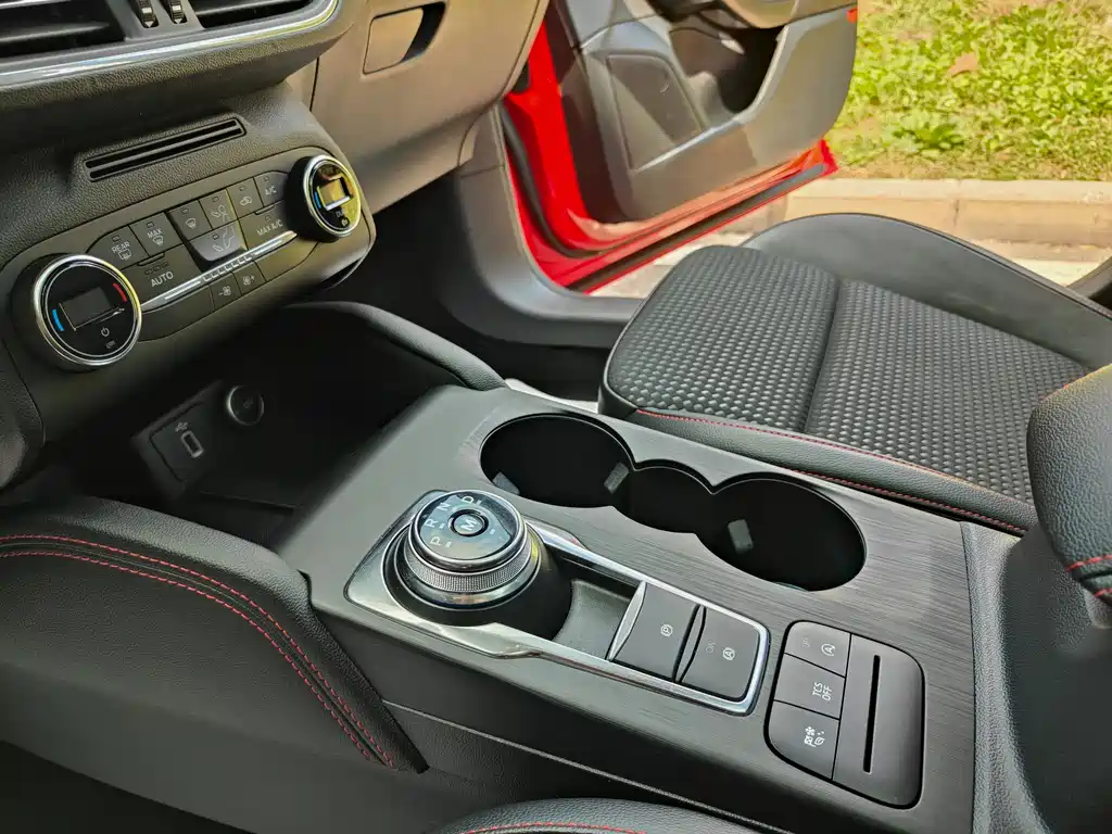 Ford Focus 2020 — фото 17