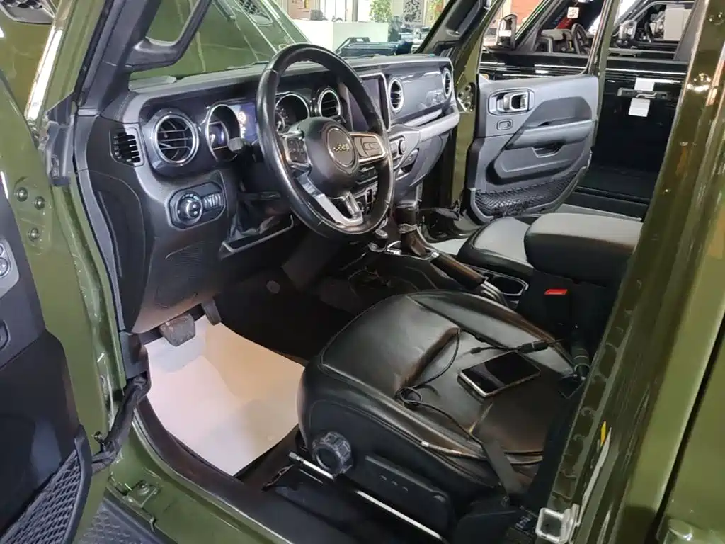 Jeep Wrangler 2023 — фото 16