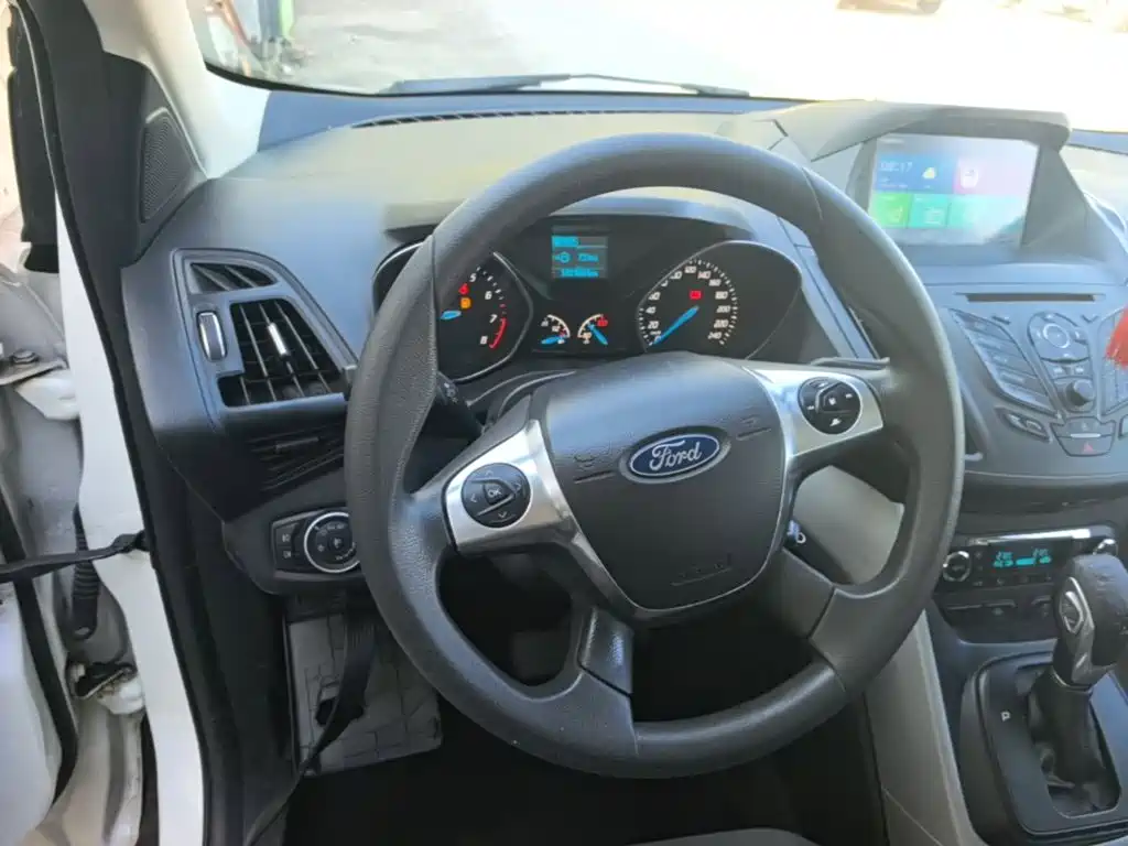 Ford Kuga 2015 — фото 11