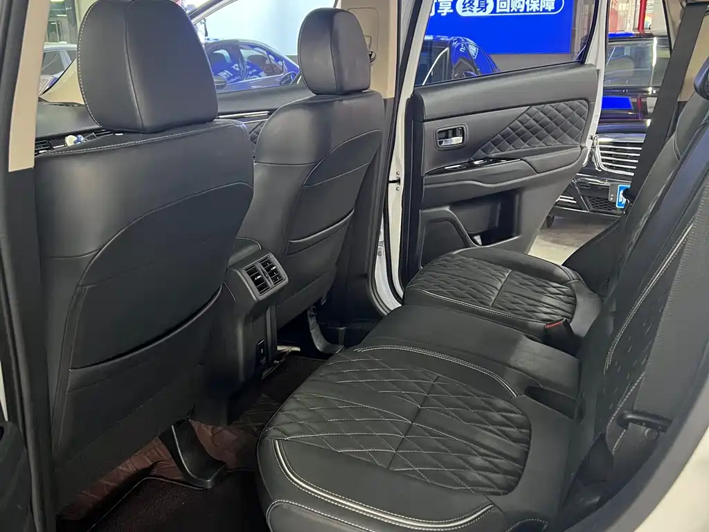 Mitsubishi Outlander 2021 — фото 10