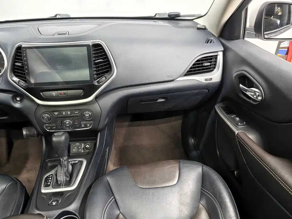 Jeep Cherokee 2017 — фото 13