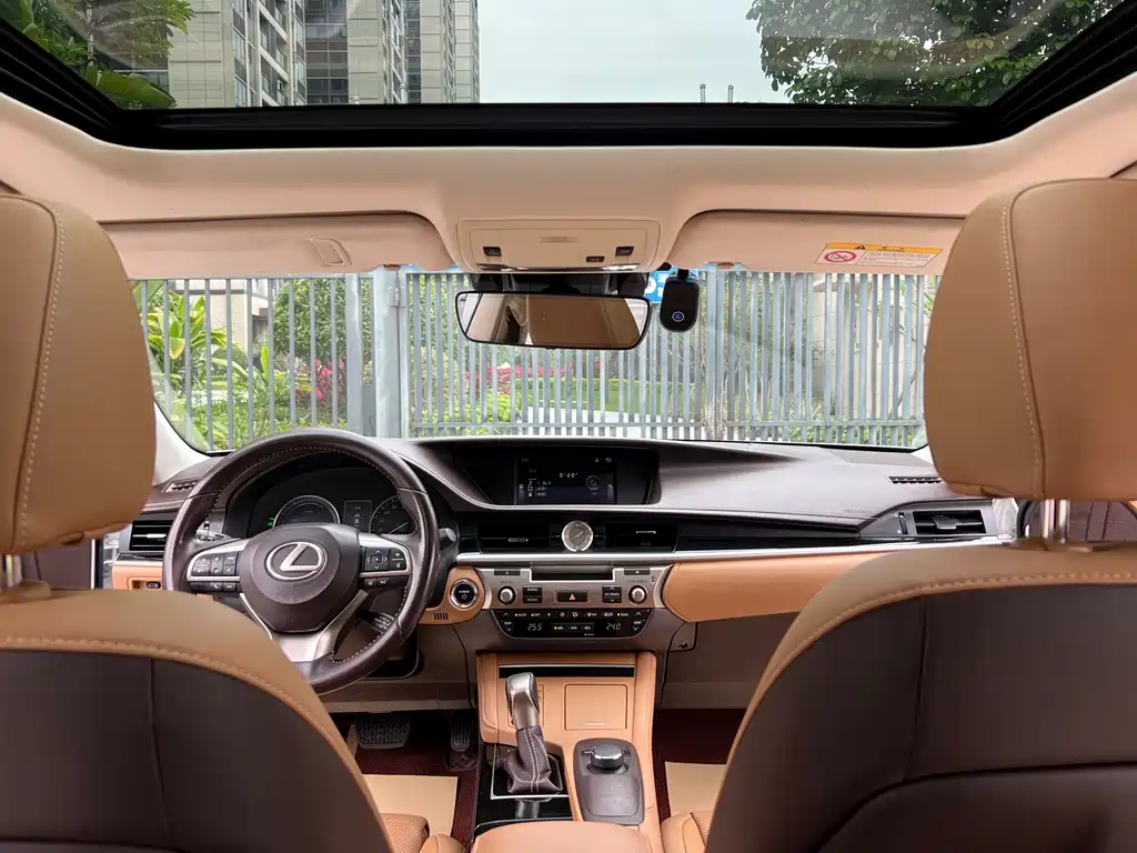 Lexus ES 2018 — фото 13