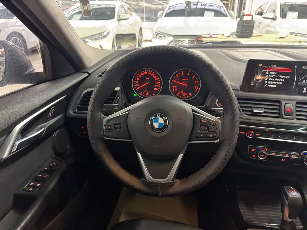 BMW 1 Series 2018 — фото 10