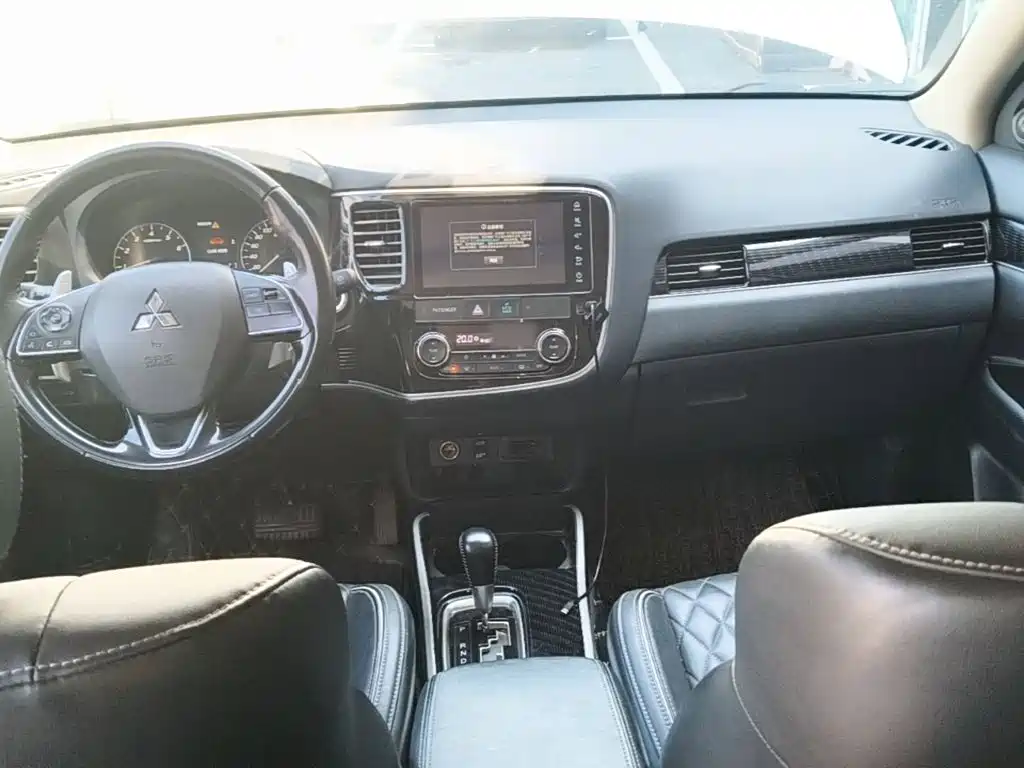 Mitsubishi Outlander 2022 — фото 10