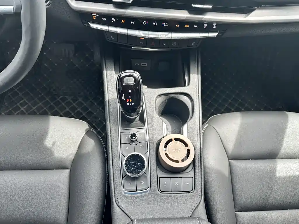 Cadillac XT4 2023 — фото 16