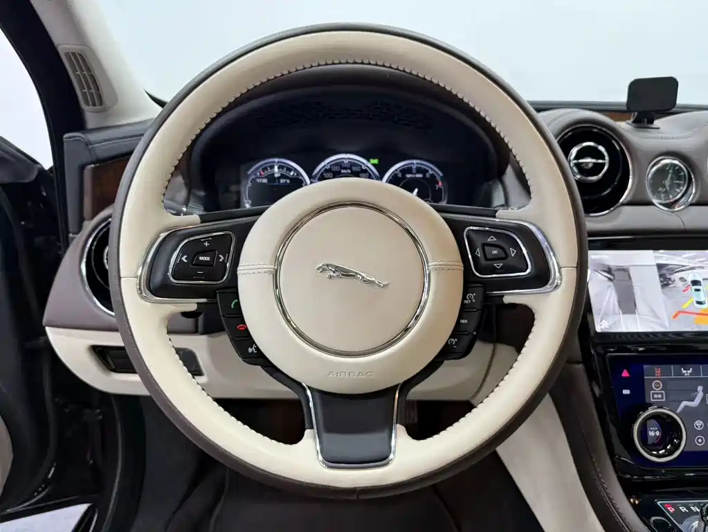 Jaguar XJ 2015 — фото 19