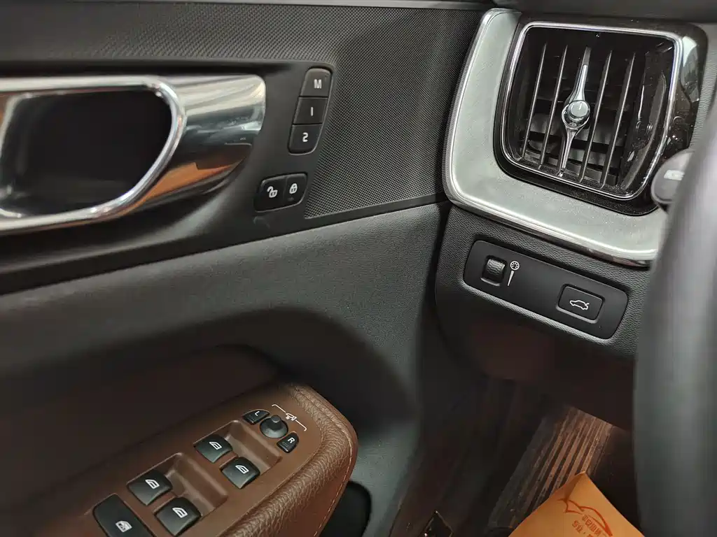 Volvo XC60 2019 — фото 10