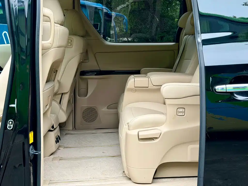 Toyota Alphard 2012 — фото 17