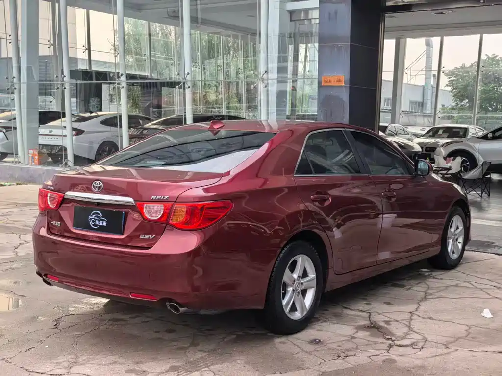 Toyota Reiz 2013