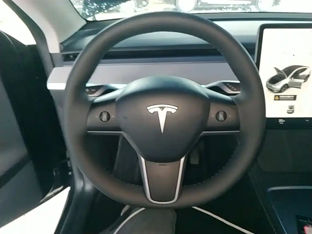 Tesla Model Y 2024 — фото 11
