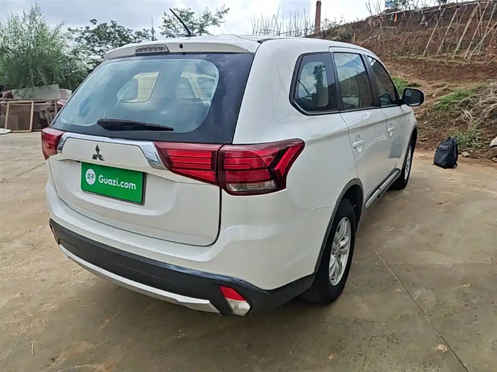 Mitsubishi Outlander 2017 — фото 7