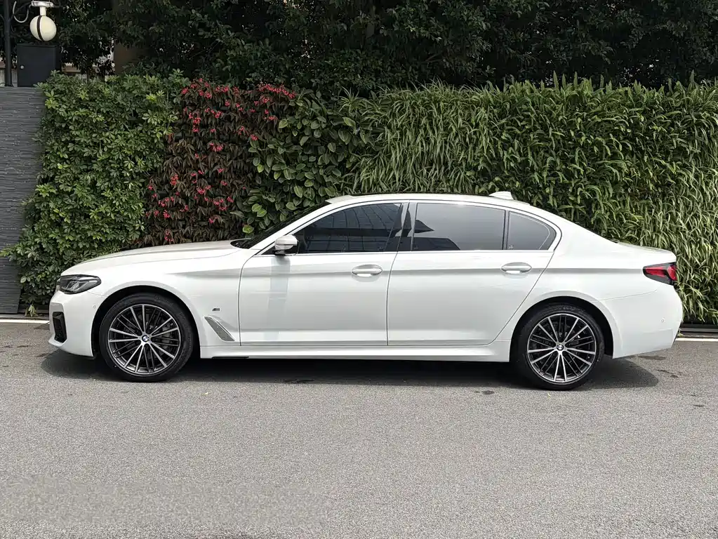 BMW 5 Series 2023 — фото 3