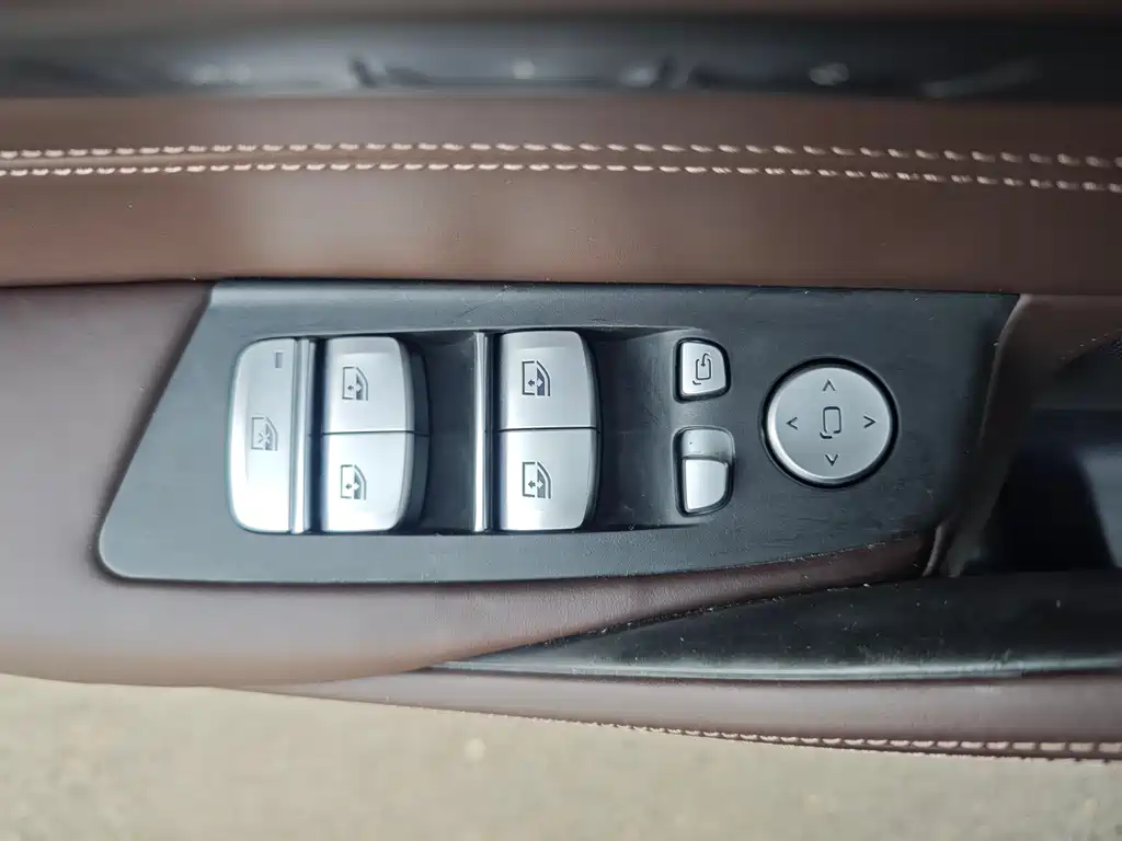 BMW 5 Series 2018 — фото 19