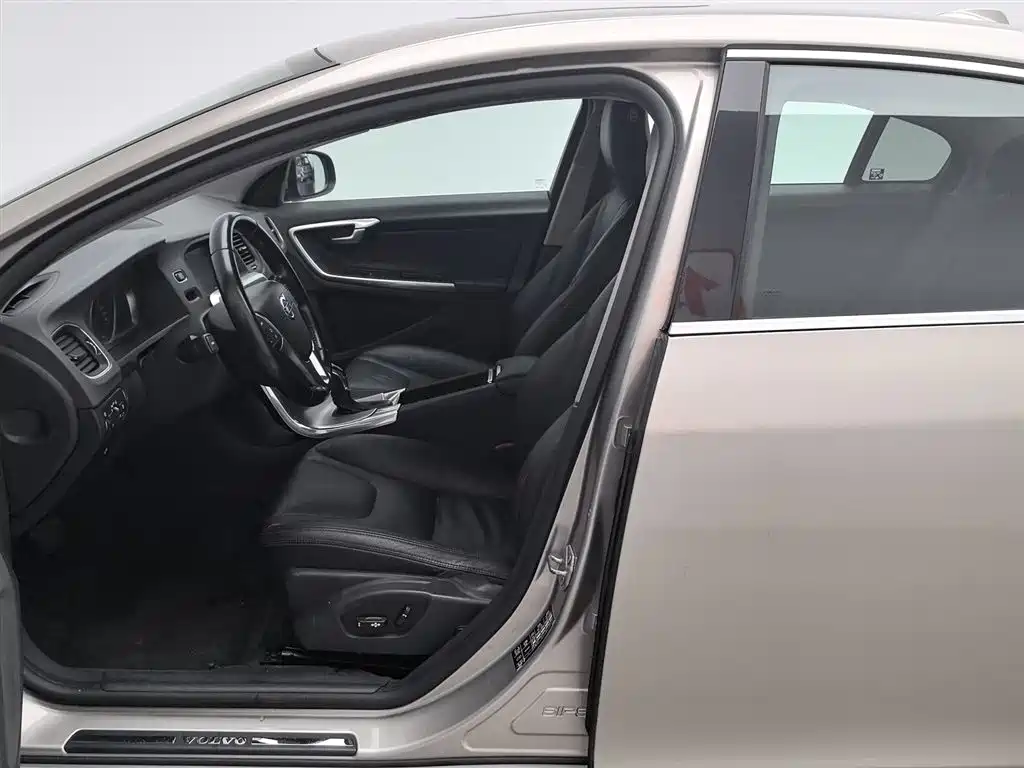Volvo S60 2015 — фото 10