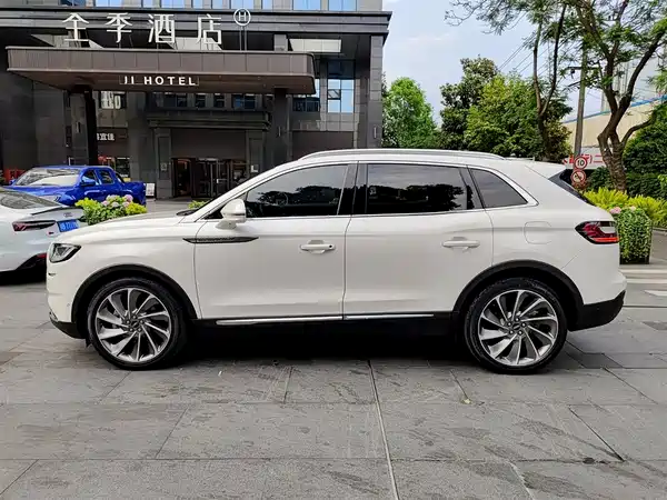 Lincoln Nautilus 2021