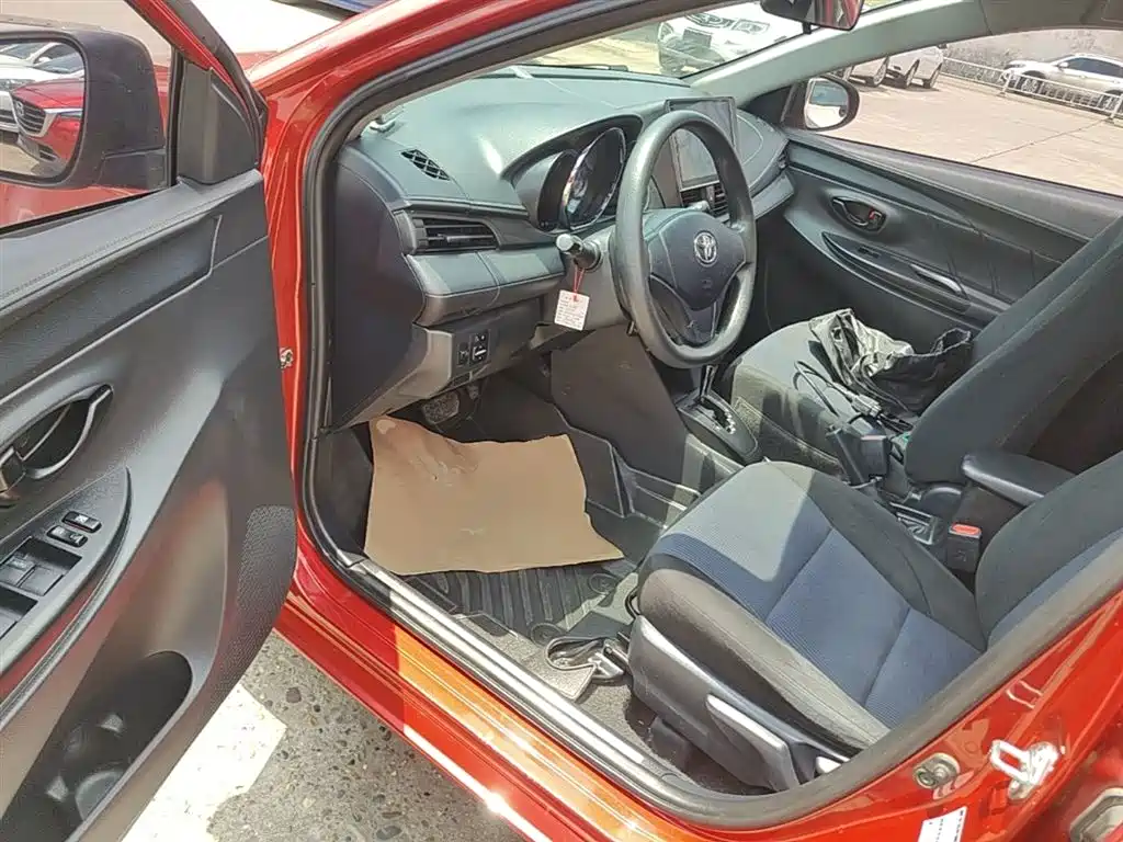 Toyota Yaris L 2017 — фото 16