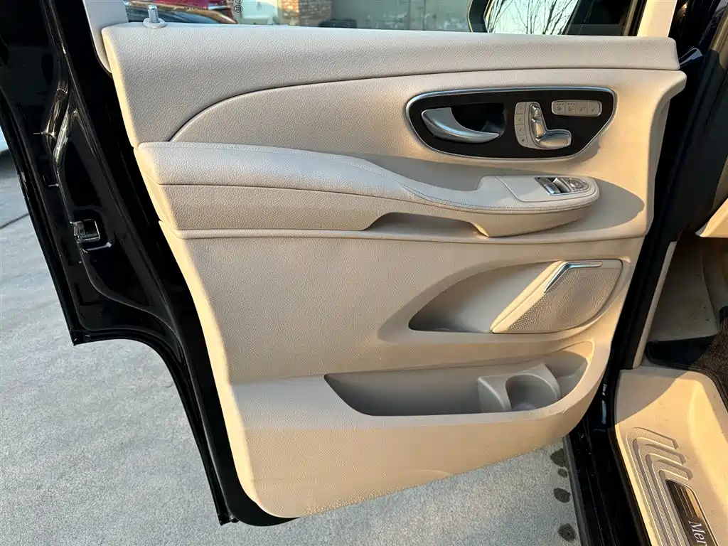 Mercedes-Benz V-Class 2023 — фото 14