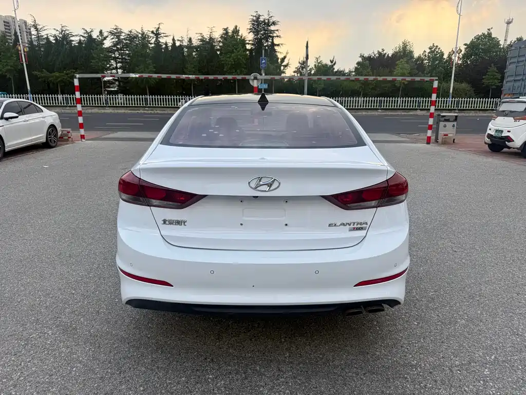 Hyundai Elantra 2019 — фото 5