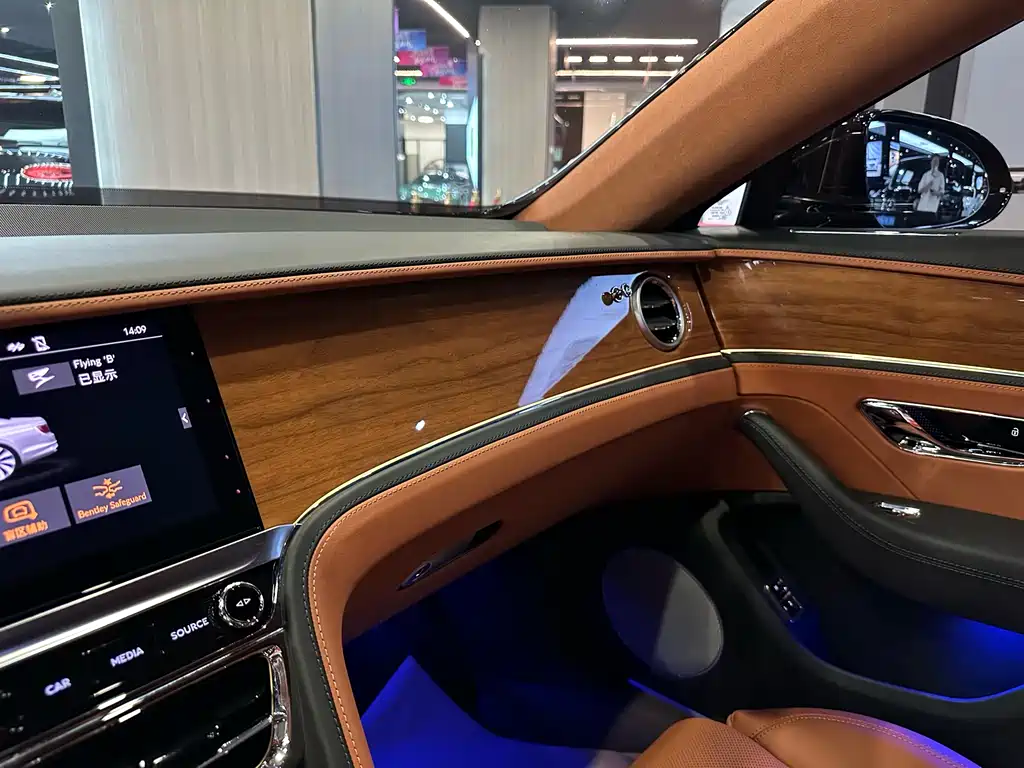 Bentley Flying Spur PHEV 2024 — фото 17
