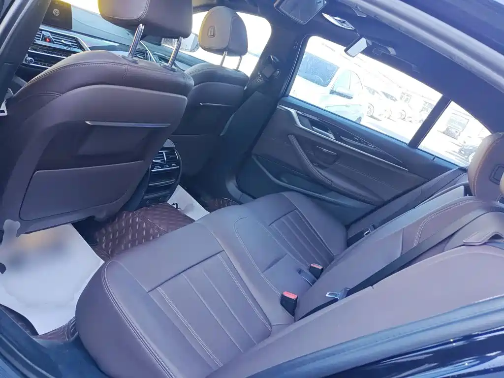 BMW 5 Series 2019 — фото 13