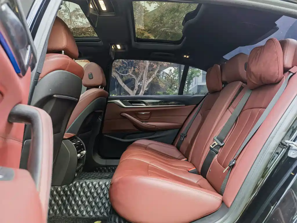 BMW 5 Series 2019 — фото 14