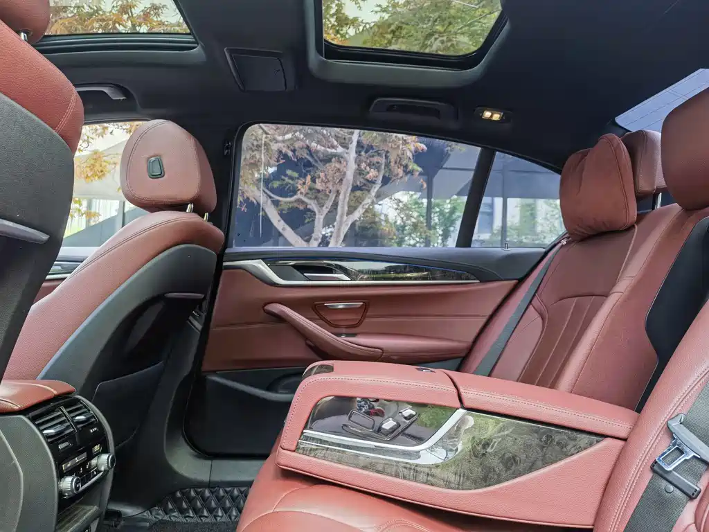 BMW 5 Series 2019 — фото 15