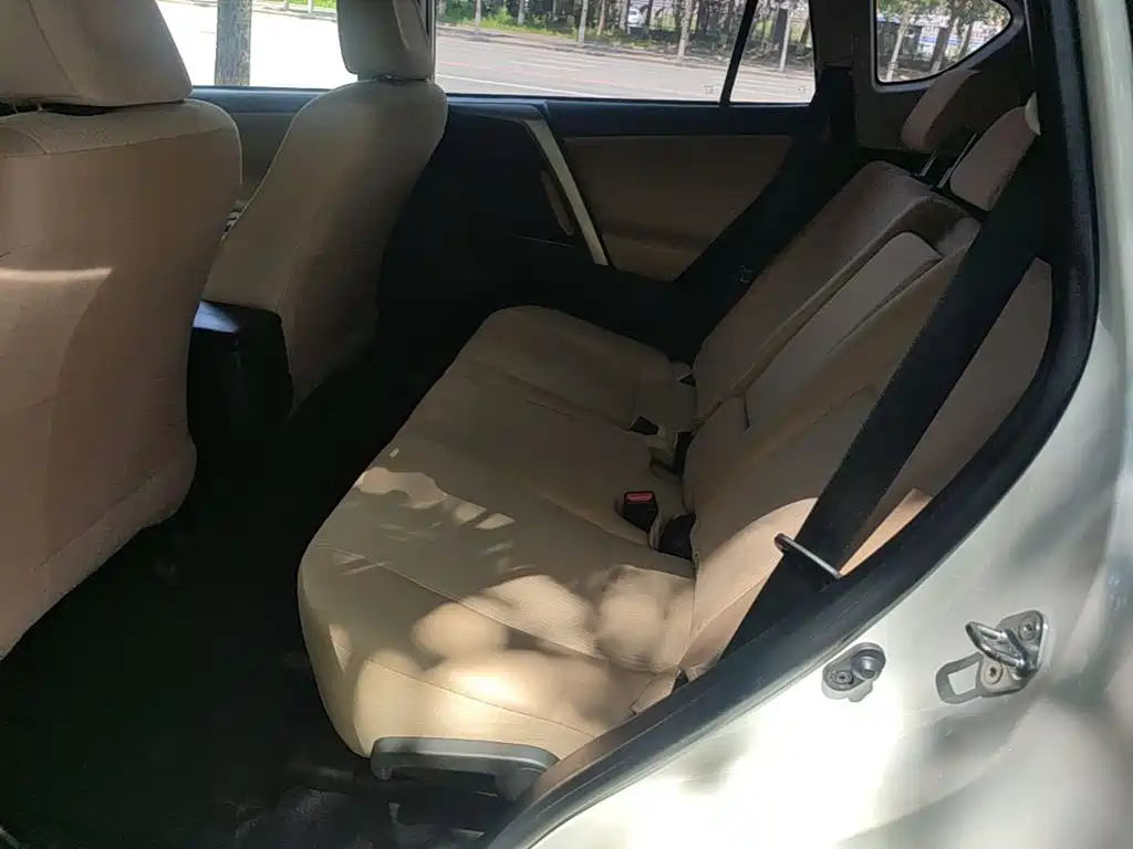 Toyota RAV4 2017 — фото 17