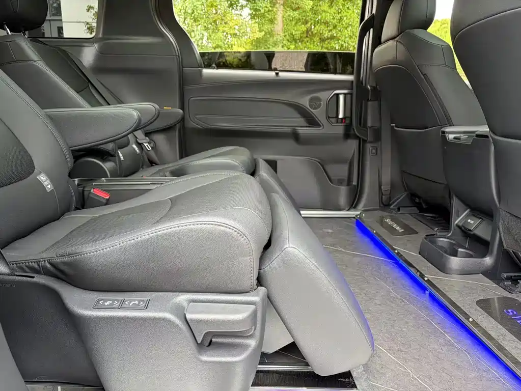 Toyota Sienna 2022 — фото 12