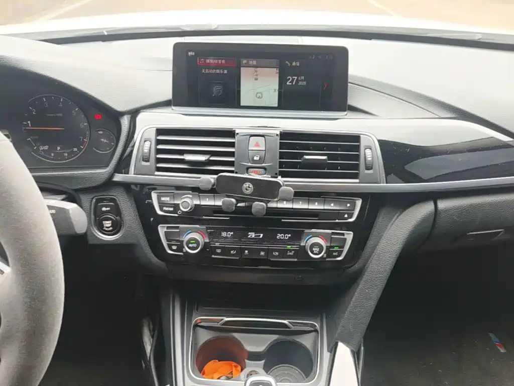 BMW 3 Series 2018 — фото 13