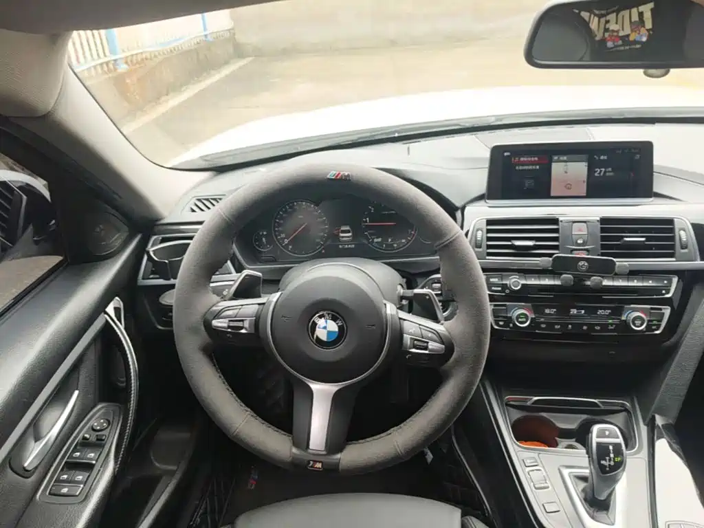 BMW 3 Series 2018 — фото 11