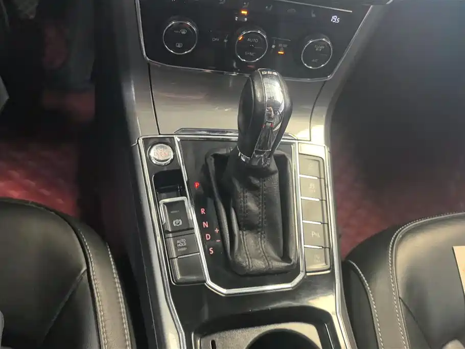 Volkswagen Passat 2018 — фото 16