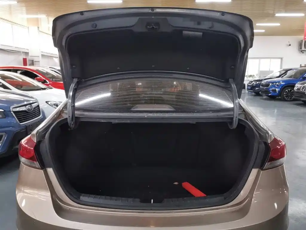 Hyundai Elantra 2016 — фото 19