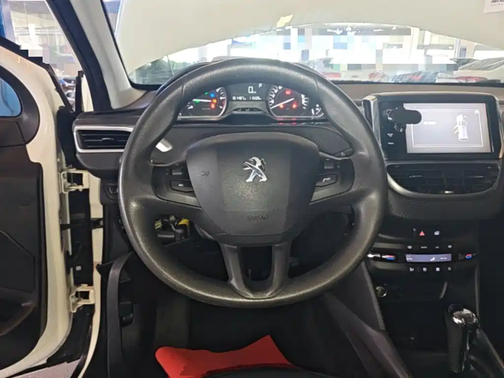 Peugeot 2008 2015 — фото 11
