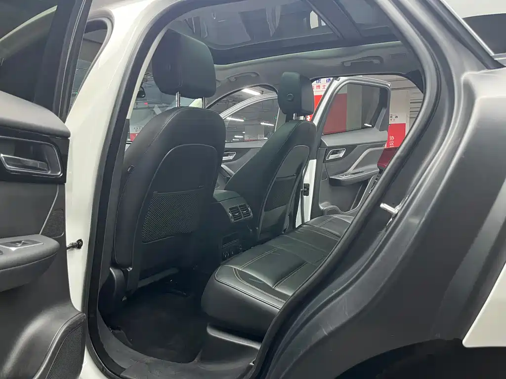 Jaguar F-PACE 2017 — фото 17