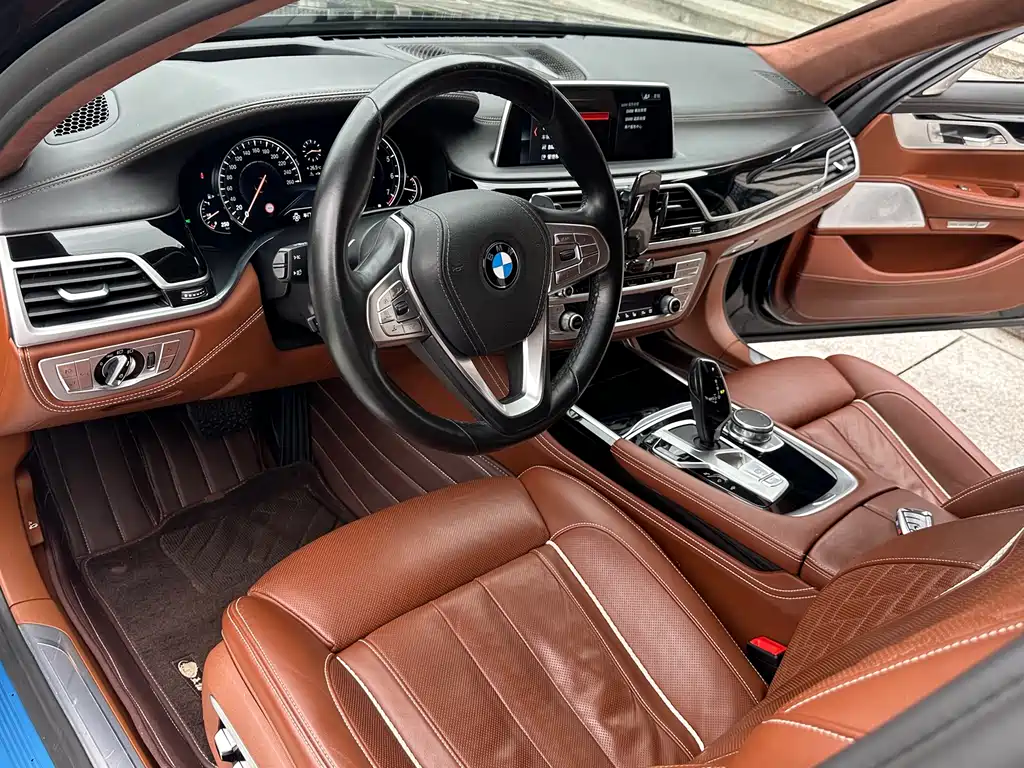 BMW 7 Series 2018 — фото 13