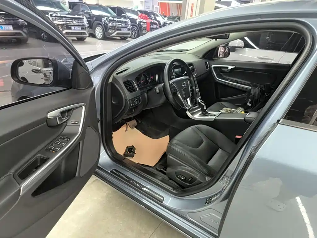 Volvo S60 2017 — фото 16