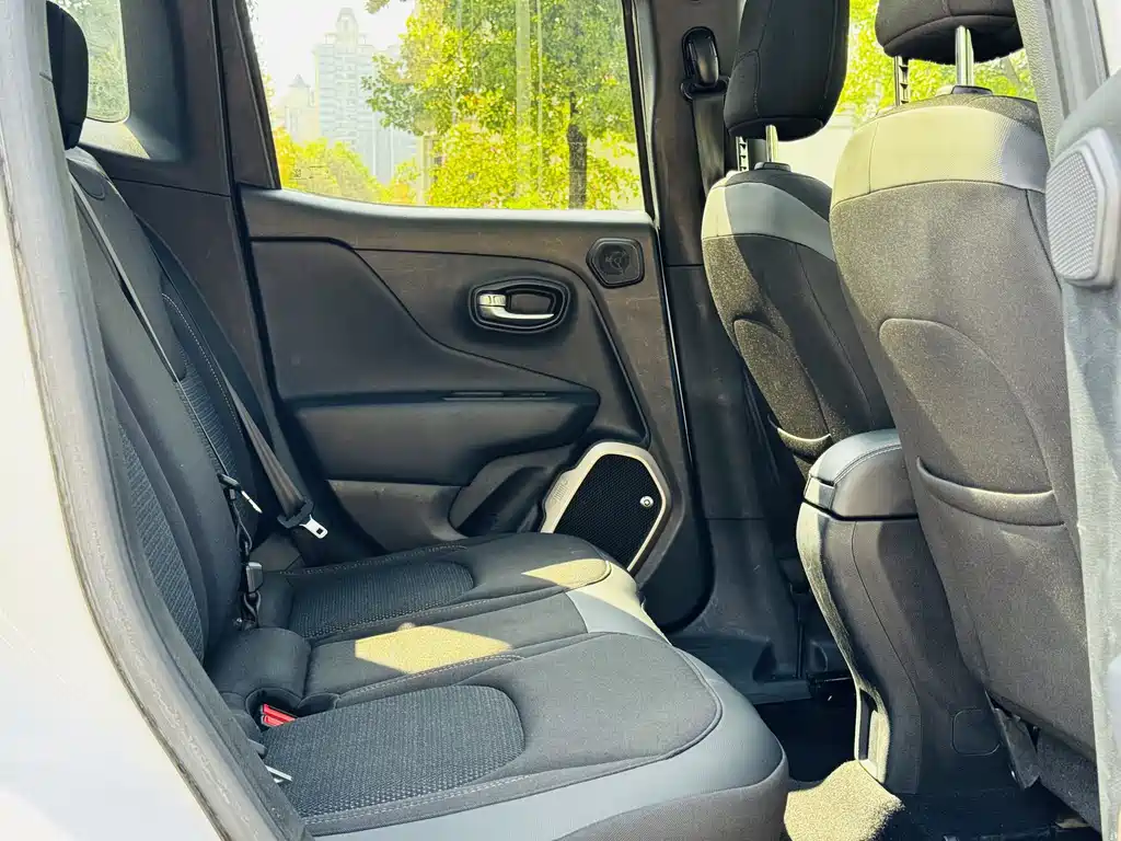 Jeep Renegade 2017 — фото 14