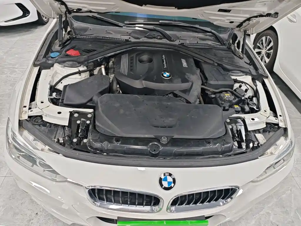 BMW 3 Series 2018 — фото 20