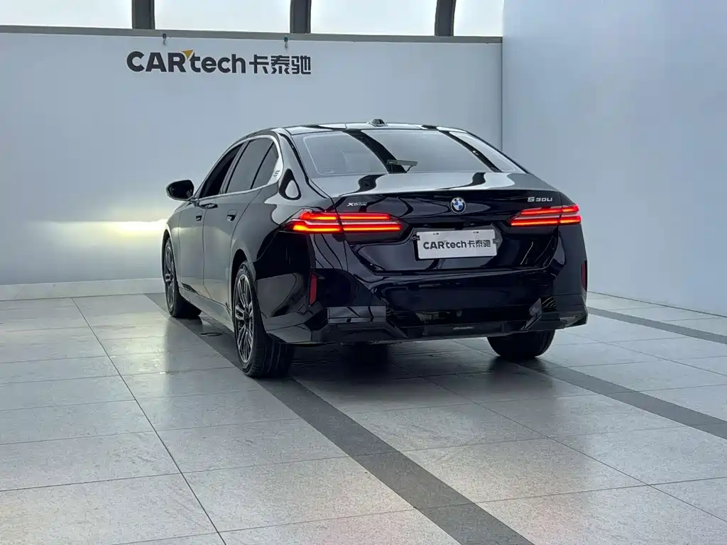 BMW 5 Series 2025 — фото 11